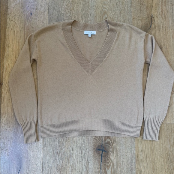 V-Neck Cashmere Sweater szS Camel INTERMIX Elroy Mint cond Old Money PriceFirm - Picture 2 of 7